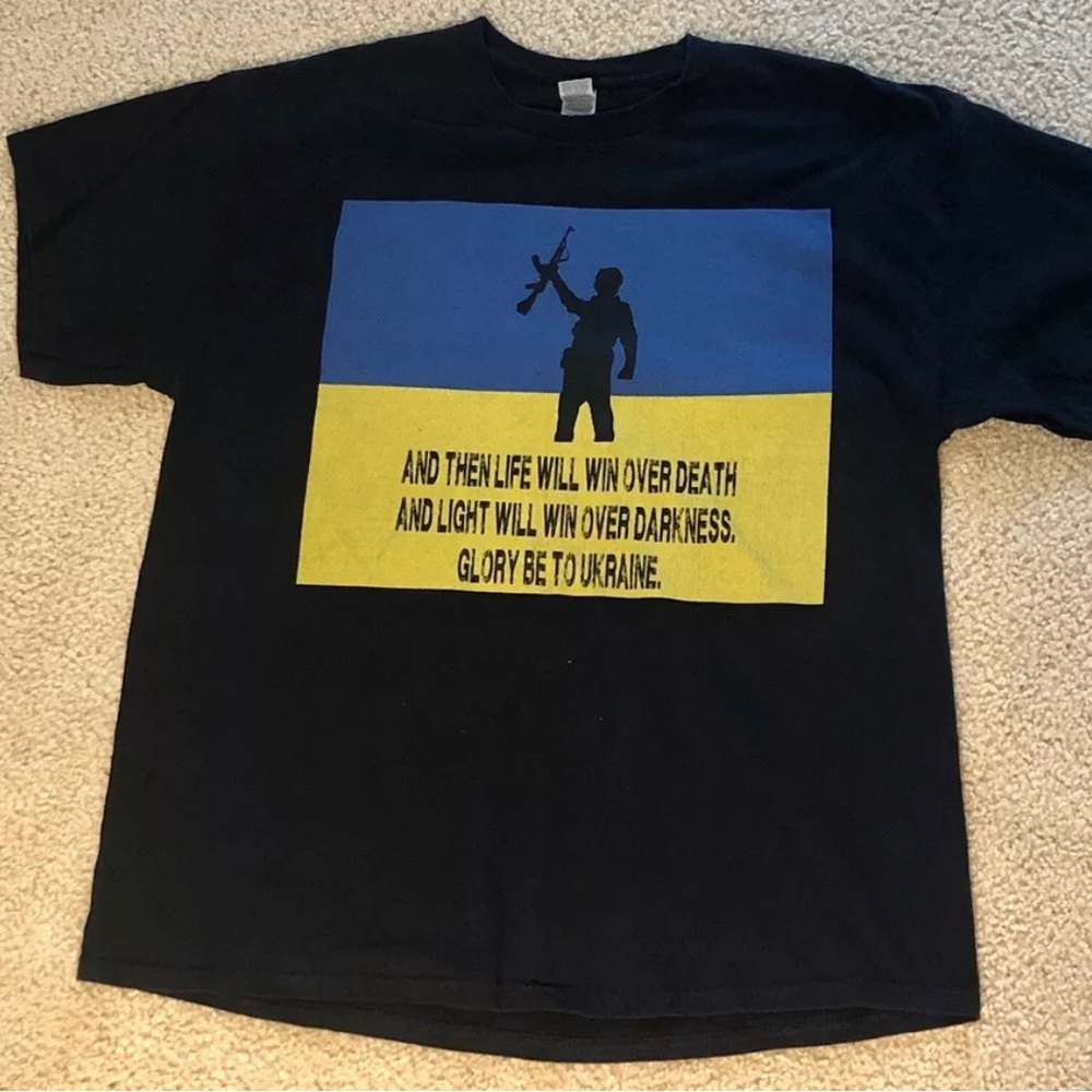 Glory To Ukraine T-shirt Soldier Fighter Flag Gun Support Stand XL Men’s T Shirt